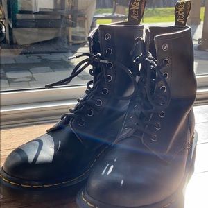 Black Drmartens smooth leather lace up boots